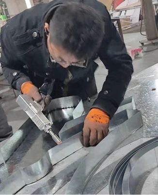 金属の溶接 柔軟な携帯ファイバーレーザー溶接機 ステンレス鋼板