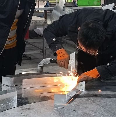 RAYCUS ステンレス鋼 アルミニウムプレートパイプのためのハンドヘルドファイバーレーザー溶接機
