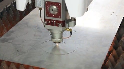 1500W 2000W 3000W シートメタルファイバーレーザー切断機とDXF対応フォーマット