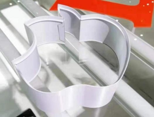 E8S CNC 3D ネオン文字サインベンダー アルミニウムストライプ文字のための自動ベンディング