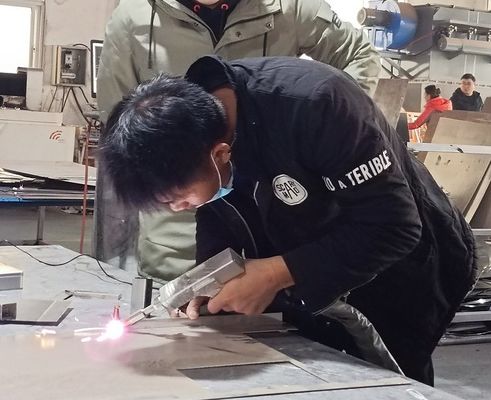 1000W 1500W 2000W スタッドレスタイヤアルミニウムのための手持ちファイバーレーザー溶接機